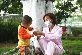 这群妈妈守护孤弃儿童，就像守护自己的孩子一样图片