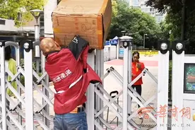 17岁痛失右臂，西安独臂快递小哥身残志坚，最多时一天送近500件图片