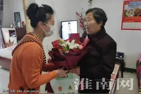 手捧鲜花送给烈士妈妈图片
