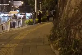 赵丽颖探班冯绍峰 两人深夜手牵手压马路超幸福图片