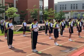 返校第一天，广州有学生一上体育课就晕倒，老师提醒要吃早餐图片