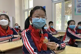 疫情期间表现优秀，郑州大学实验小学的孩子们领到七彩勋章图片