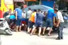 惊险又暖心！宜州一名男子被卷入车底，这群热心人合力抬车救人图片