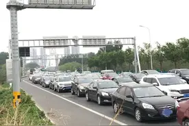 有时拥堵两三个小时！三大因素影响快速通行，进京检查站车多多怎么破？图片