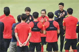 国足集训崇明弟子叙旧，颜骏凌被问脱口秀初体验图片