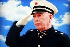 1982年，邓小平点将66岁的刘华清出任海军司令员：“你还是回海军工作 海军的问题不少，要整顿！”图片