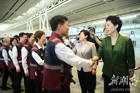 乌兰为中国赴津巴布韦抗疫医疗专家组出征壮行图片