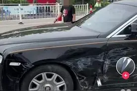 私家车撞上劳斯莱斯，100万保险还不够赔漆面……这个坏习惯很多人都有图片