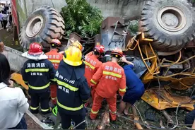 挖掘机在泥土松软山上施工，驾驶员判断失误倾翻被“夹击”图片