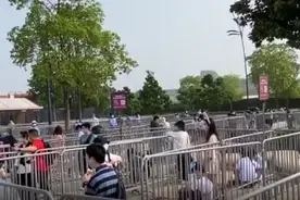 探访上海迪士尼乐园开放首日：安检依旧人工翻包图片