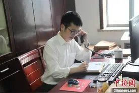 “90后”“老娘舅”的调解秘籍：上门走访听心声图片