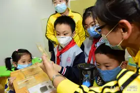 高新区数千名学生手拉手爱心串起爱心，蓝天下共游欢乐谷图片