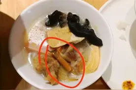 饭店菜里吃出烟头，再一查监控，厨师竟向炒菜锅吐口水图片
