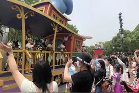 迪士尼开园首日：热门项目隔排坐，童话专列保留“迷你版”图片