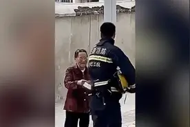 消防员出警归来“偶遇”82岁奶奶 老人的一个习惯让人泪目图片