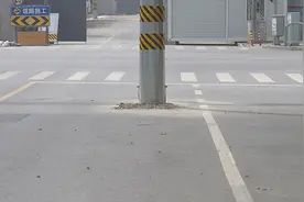 搞笑吗？宝山新建电线杆挡在马路中央 驾驶员直言夜晚开车怕撞杆图片