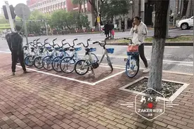 乱停“小蓝车”多花5块钱｜2万多停车点位上线，请认准“P点”还车图片