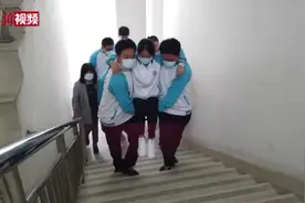高一女生坐轮椅上学 同学组志愿队抬她上下楼视频封面