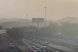 沙尘抵达！北京晚高峰能见度短时下降视频封面