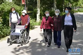 精心守护 保障老人健康图片