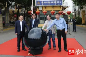 “裕农通借记卡”在镇江首发，一卡在手：可解决社区防疫中的健康信息统计报送、门禁管理等难题图片