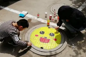 井上添花 助力创城！济宁这个小区的井盖玩变身图片