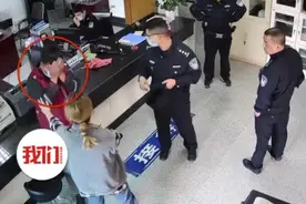 快递小哥被客户诬陷警方还清白，瞬间崩溃大哭视频封面