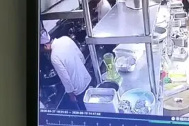换菜被厨师锅中吐口水，如此“使坏”不可轻纵图片