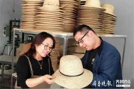 郯城80后夫妻俩，巧手编制手工草帽漂洋过海图片