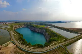 常州金坛：停产矿坑旧貌换新颜 变身“翡翠湖”新景观图片