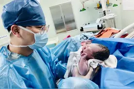 亲手接生自己孩子是怎样一种体验？这位男助产士说：我可太牛了图片