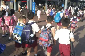 一条上学路，两种制度间图片