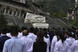汶川地震12周年祭：一位失去双腿女孩的新生图片