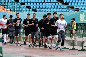 雨中集结第一练！山东男篮全队开启“撸铁”模式图片