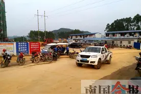 堵门摔人 柳州融水城管如此执法遭质疑图片