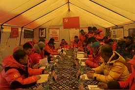 珠峰高程测量队临时党支部在大本营举行主题日活动图片