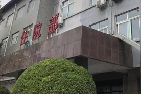 “抱错孩子”事件续：家属与28年前生产医院陷赔偿僵局，院方要求家属提起诉讼图片
