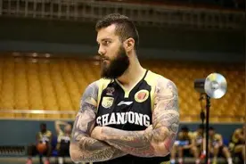 名援录｜大牌中锋加盟山东仨月就被裁员，数年后再碰面他完胜莫泰图片