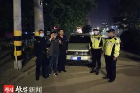 男子醉驾被查很兴奋 对着镜头双手比“V”还“耶”图片