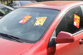 铜陵一小区违停车辆被“热心人”贴不干胶 民警：“私刑”不可取图片