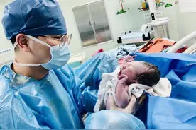 亲手接生自己孩子是怎样一种体验？这位男助产士说：我可太牛了图片