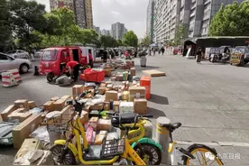 已叫停！北京一小区物业向快递员收费，每件8毛图片