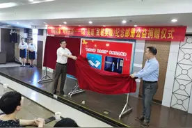 铜陵向37名抗疫医护人员捐赠《以“英雄”致敬英雄》纪念邮册图片