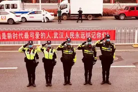 前线防护服、剃发器、警车模型……交大首批抗疫见证物入馆珍藏，永久留存图片