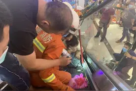 1岁女婴右手被卷进自动扶梯...这事千万不要做图片
