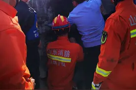 潍坊寒亭：男孩卡进石头缝里，寒亭民警消防联手救助图片