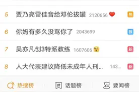 男生给同桌女生夹了块肉，被老师撞见后……冲上热搜！网友：是青春啊图片