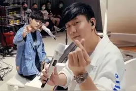 双J合体致敬白衣天使，周杰伦林俊杰同框感动无数网友：是我们的青春啊图片