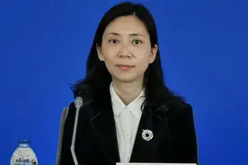 疫情防控新闻发布会丨首批援鄂护士长陈贞：这段经历让我重新审视职业，虽然很累但很值得，有一颗善心很重要图片