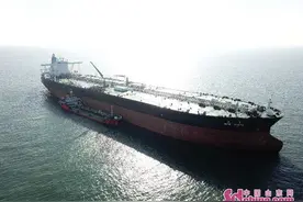 青岛地区外锚地大型船舶船供油业务首单落地图片